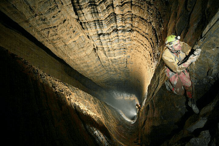Exploring Parau Cave
